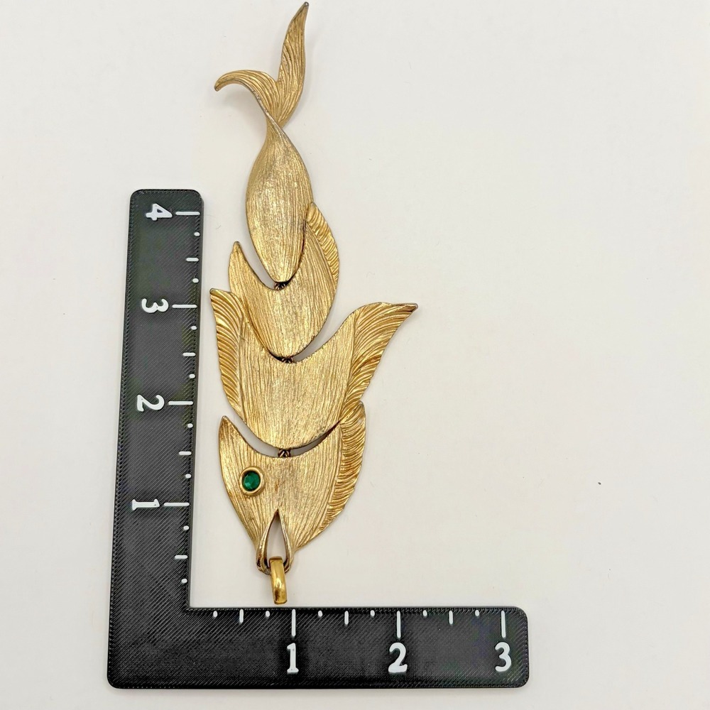 Vintage Napier Gold Tone Articulated Fish Pendant Green Rhinestone Eye 4.5" - Picture 5 of 5